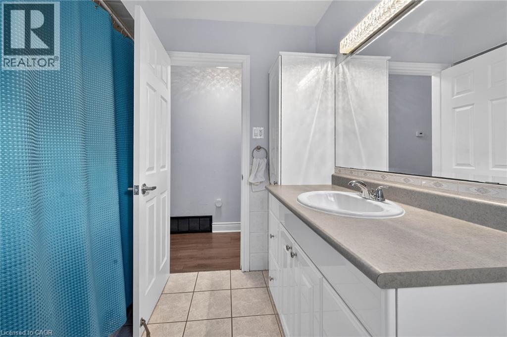 327 Eaglewood Drive, Hamilton, ON - Indoor Photo Showing Bathroom