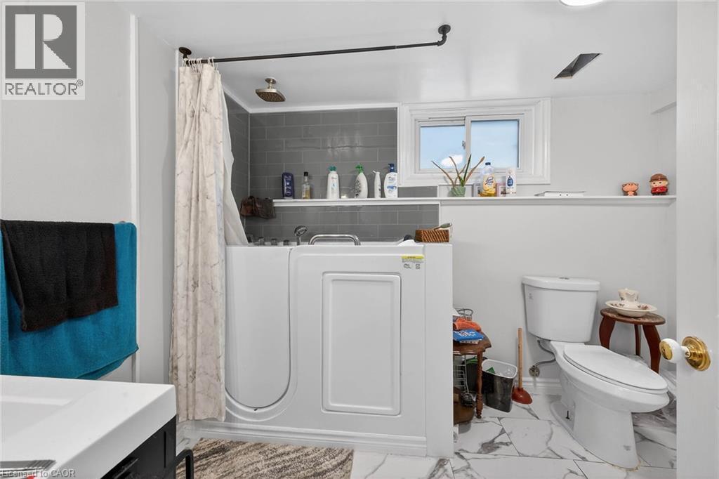 327 Eaglewood Drive, Hamilton, ON - Indoor Photo Showing Bathroom