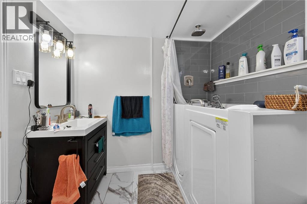 327 Eaglewood Drive, Hamilton, ON - Indoor Photo Showing Other Room