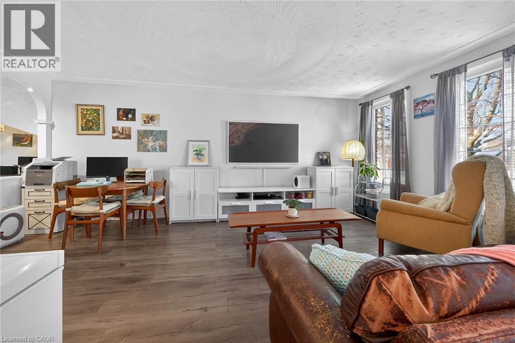327 Eaglewood Drive, Hamilton, ON - Indoor Photo Showing Living Room