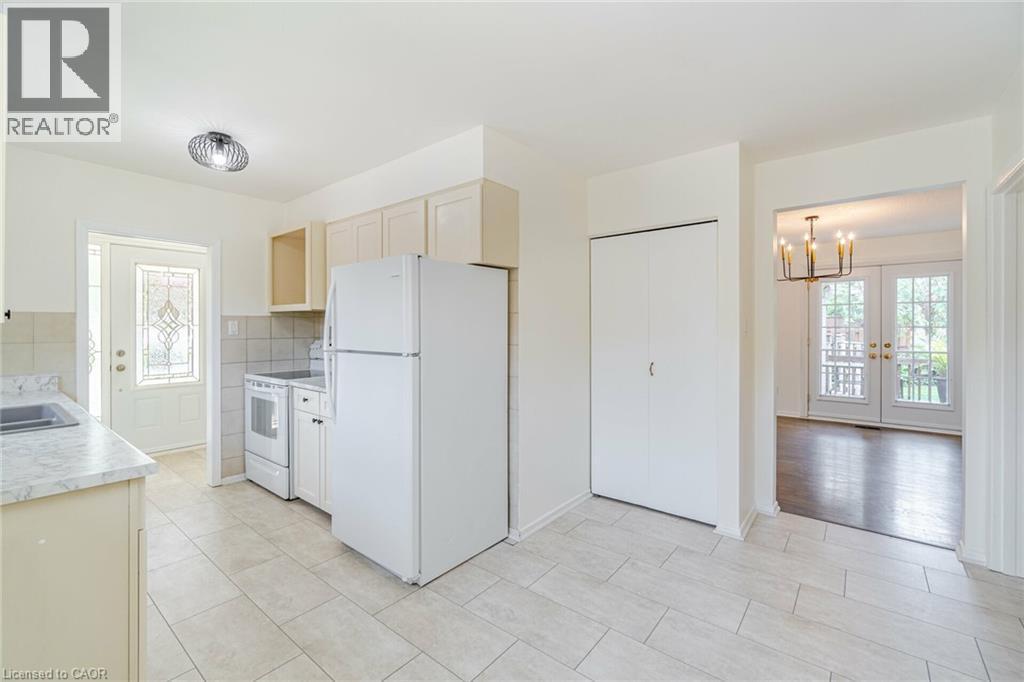1093 Parthia Crescent, Mississauga, ON - Indoor Photo Showing Kitchen