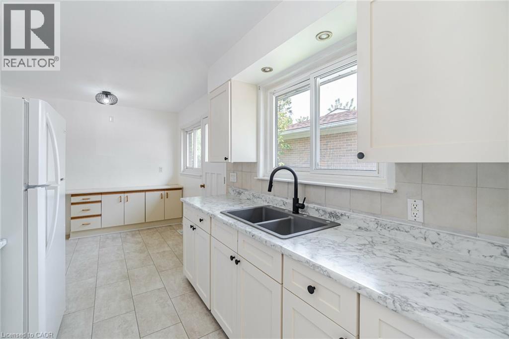 1093 Parthia Crescent, Mississauga, ON - Indoor Photo Showing Kitchen With Double Sink