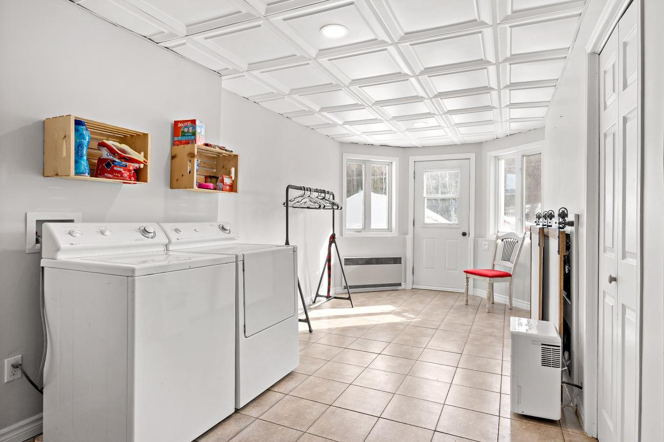 Salle familiale - 7 Rue St-André, Mont-Blanc, QC - Indoor Photo Showing Laundry Room