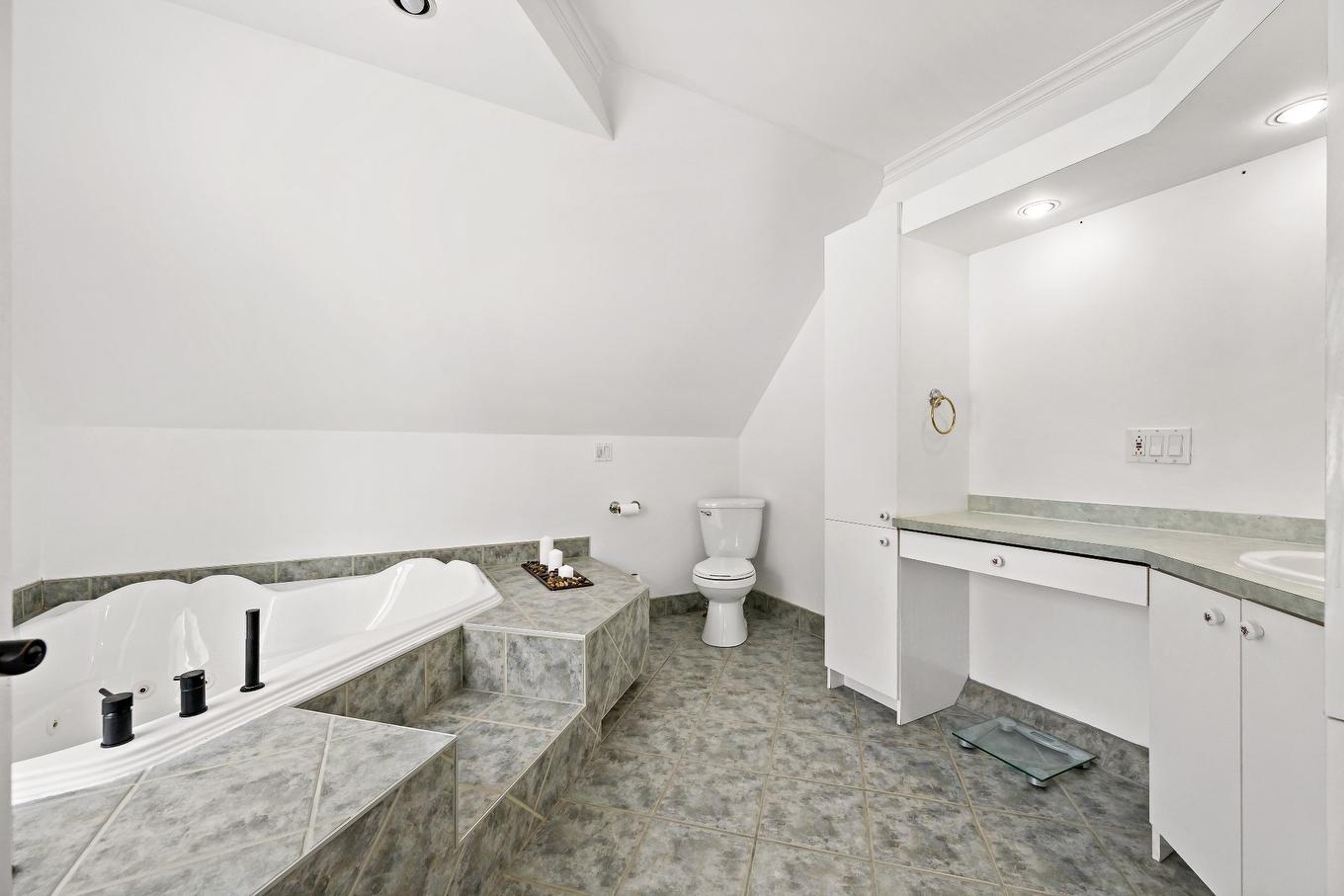 Salle de bains attenante à la CCP - 7 Rue St-André, Mont-Blanc, QC - Indoor Photo Showing Bathroom