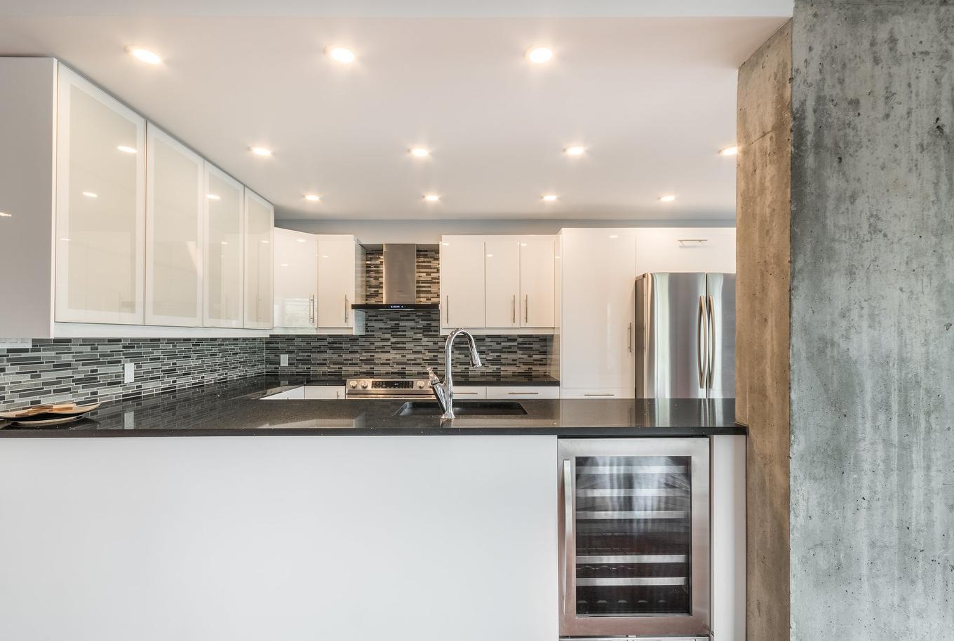 Cuisine - 301-30 Rue Berlioz, Montréal (Verdun/Île-Des-Soeurs), QC - Indoor Photo Showing Kitchen With Double Sink With Upgraded Kitchen