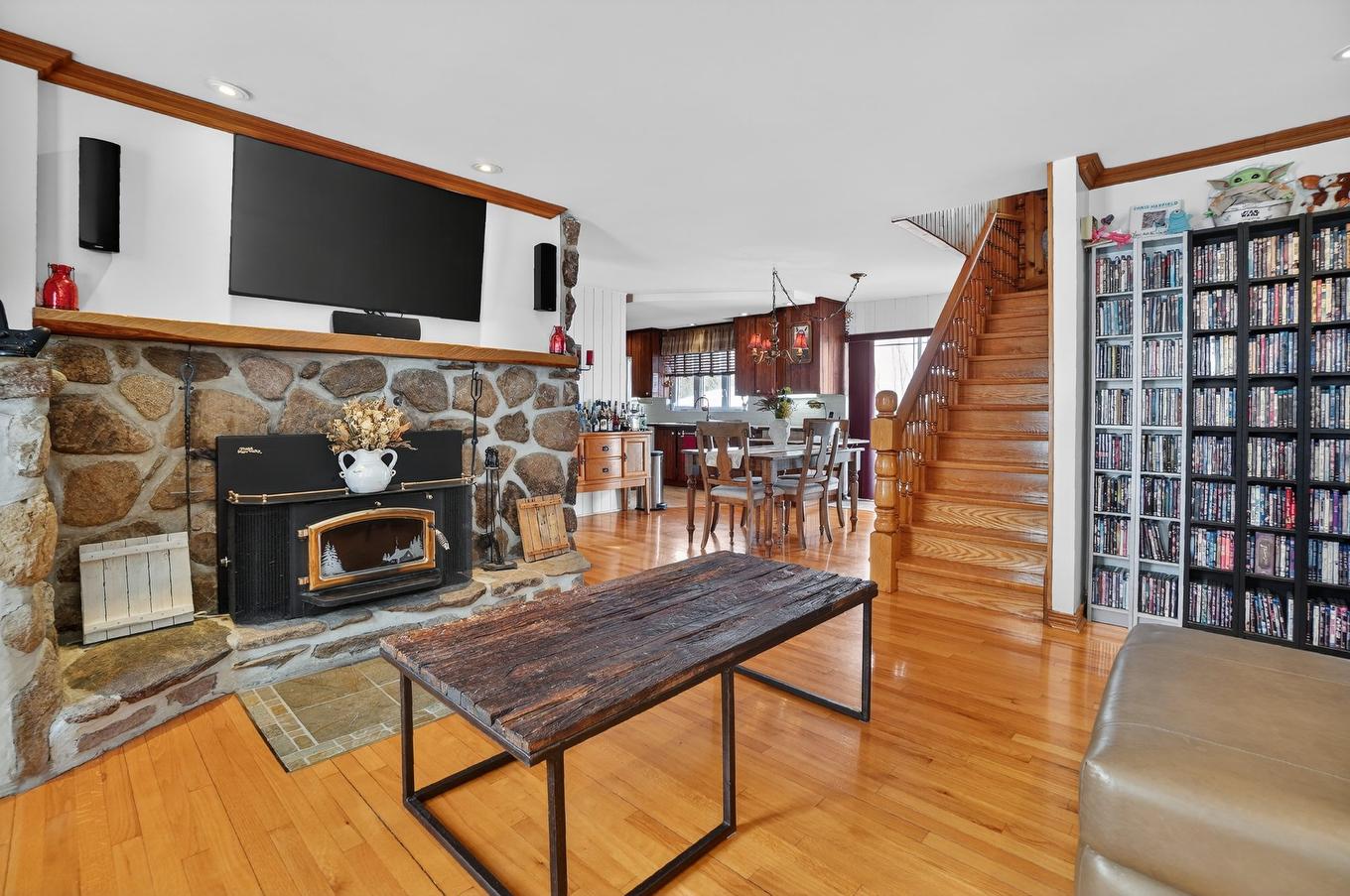 Living room - 425 Rue Voligny, Saint-Thomas, QC - Indoor With Fireplace
