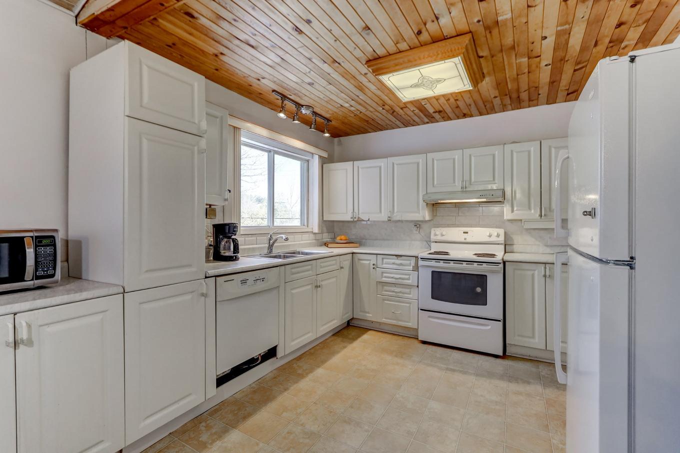 Kitchen - 302 Route Du Lac-Rond S., Montcalm, QC - Indoor Photo Showing Kitchen With Double Sink