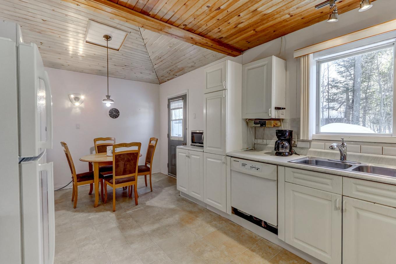 Kitchen - 302 Route Du Lac-Rond S., Montcalm, QC - Indoor Photo Showing Kitchen With Double Sink