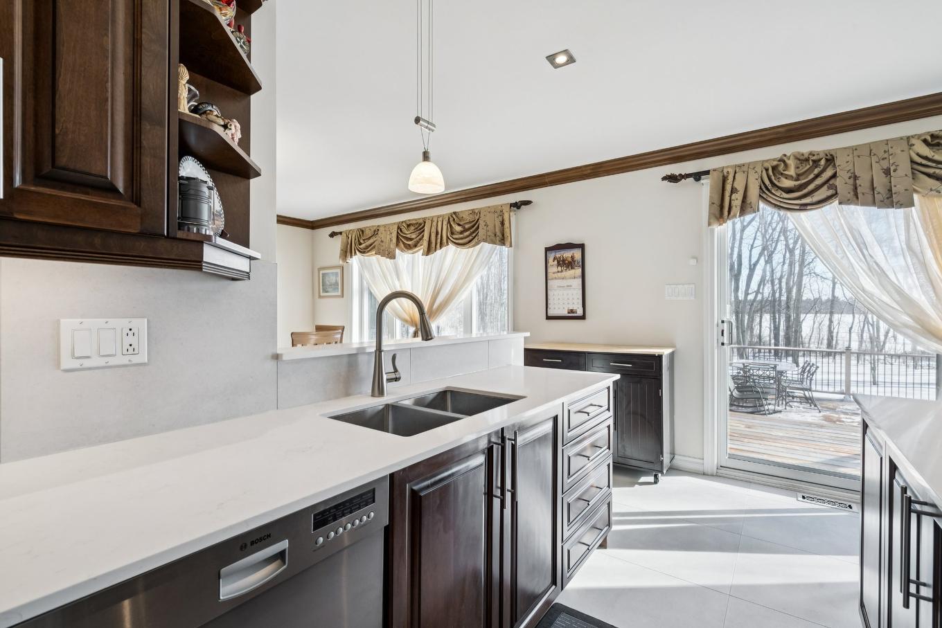 Cuisine - 4 Rue Des Tilleuls, Saint-Jean-Sur-Richelieu, QC - Indoor Photo Showing Kitchen With Double Sink With Upgraded Kitchen