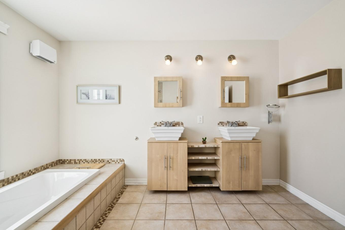 Salle de bains - 2315 Boul. Mountainview, Longueuil (Saint-Hubert), QC - Indoor Photo Showing Bathroom