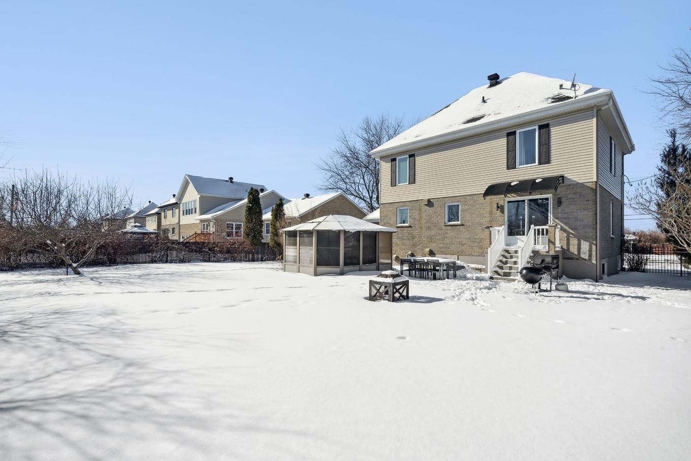 Cour - 2315 Boul. Mountainview, Longueuil (Saint-Hubert), QC - Outdoor