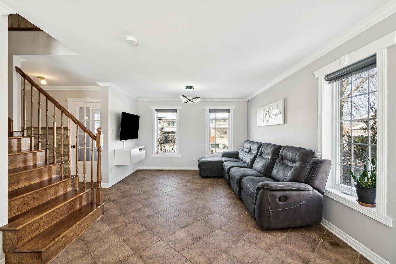 Salon - 2315 Boul. Mountainview, Longueuil (Saint-Hubert), QC - Indoor Photo Showing Living Room