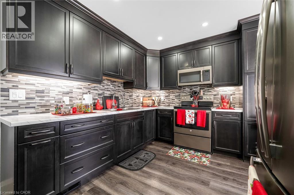 121 Edgemont Street N, Hamilton, ON - Indoor Photo Showing Kitchen With Upgraded Kitchen