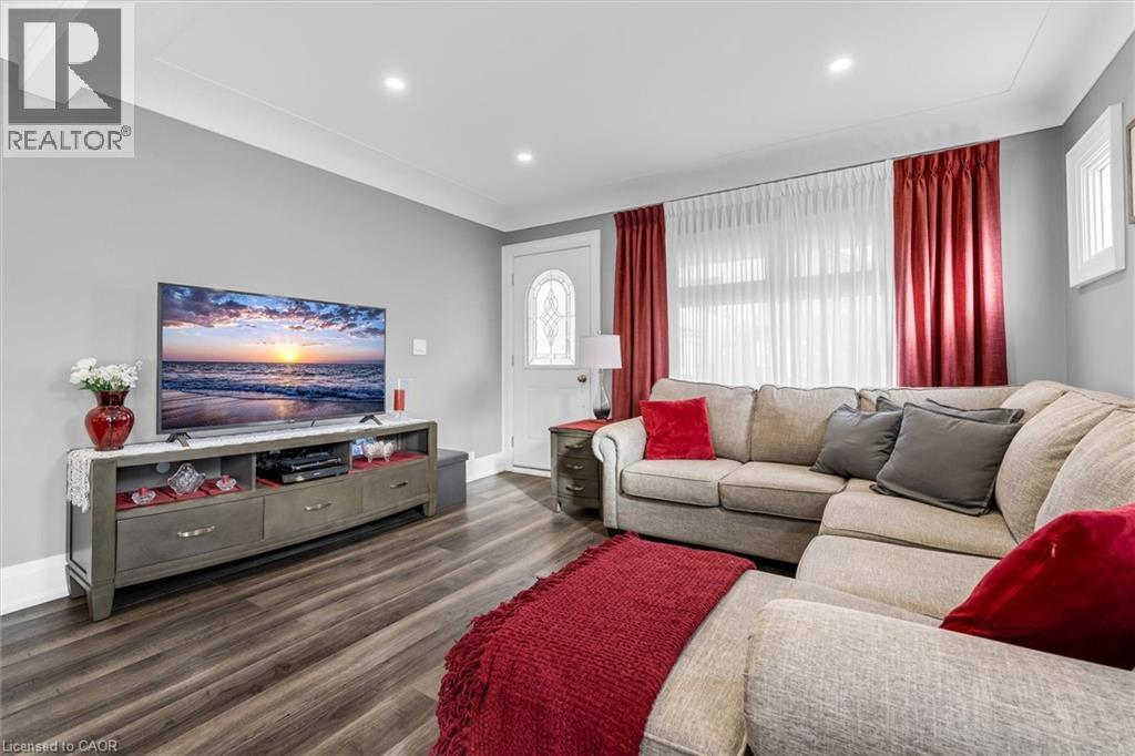 121 Edgemont Street N, Hamilton, ON - Indoor Photo Showing Living Room