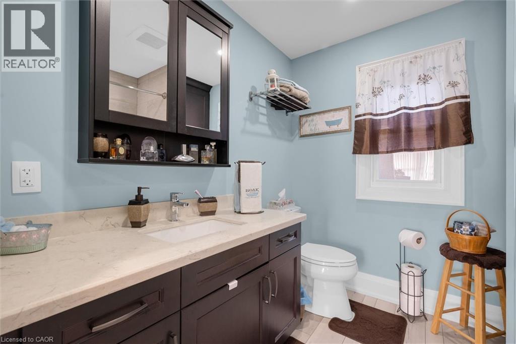 121 Edgemont Street N, Hamilton, ON - Indoor Photo Showing Bathroom