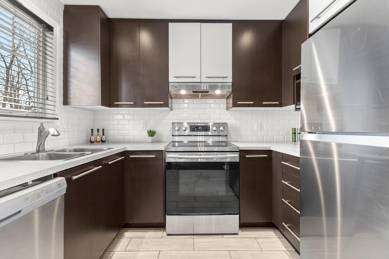 Cuisine - 7940 Rue Bourdaloue, Laval (Auteuil), QC - Indoor Photo Showing Kitchen With Double Sink With Upgraded Kitchen