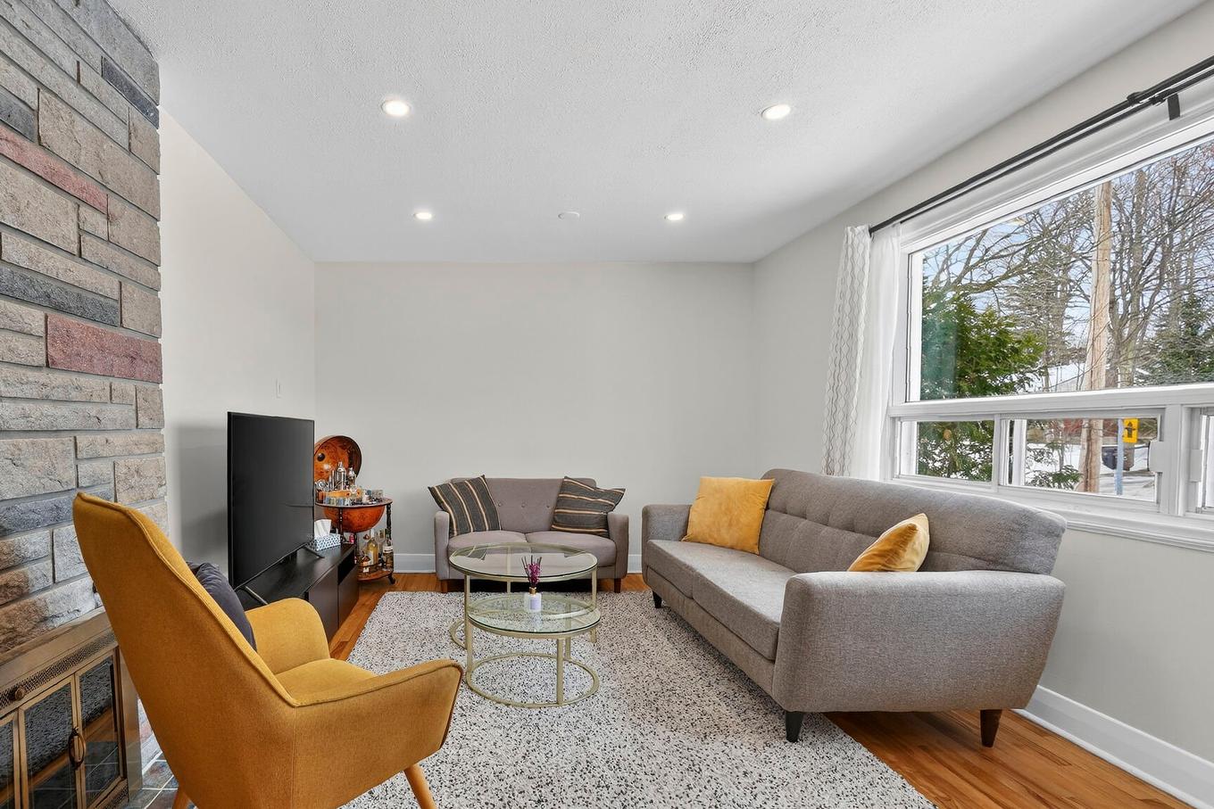 Salon - 5620 Rue André, Montréal (Pierrefonds-Roxboro), QC - Indoor Photo Showing Living Room With Fireplace