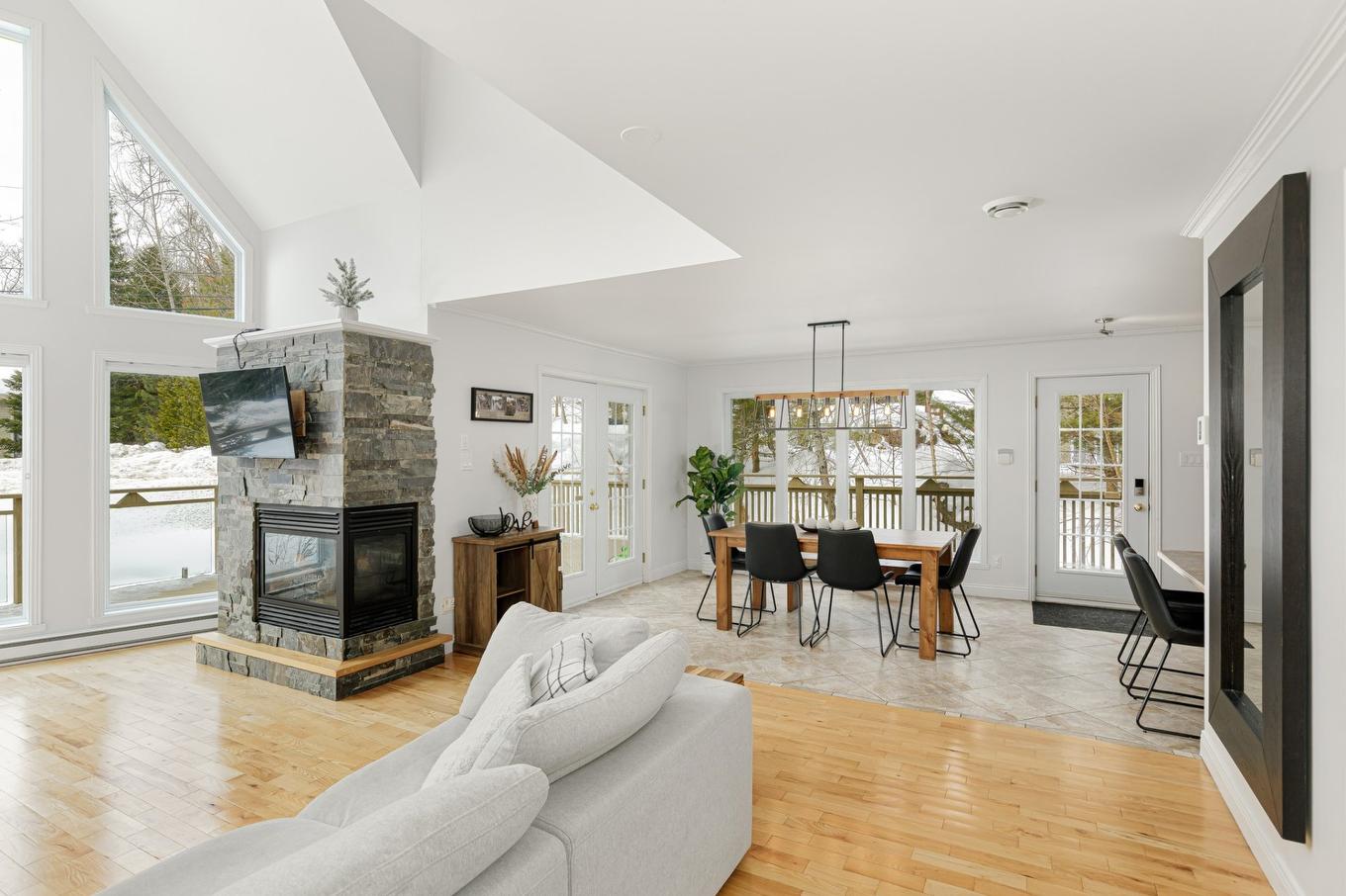 Salle à manger - 861 - 865 Rue Des Pinsons, Sainte-Adèle, QC - Indoor Photo Showing Living Room With Fireplace