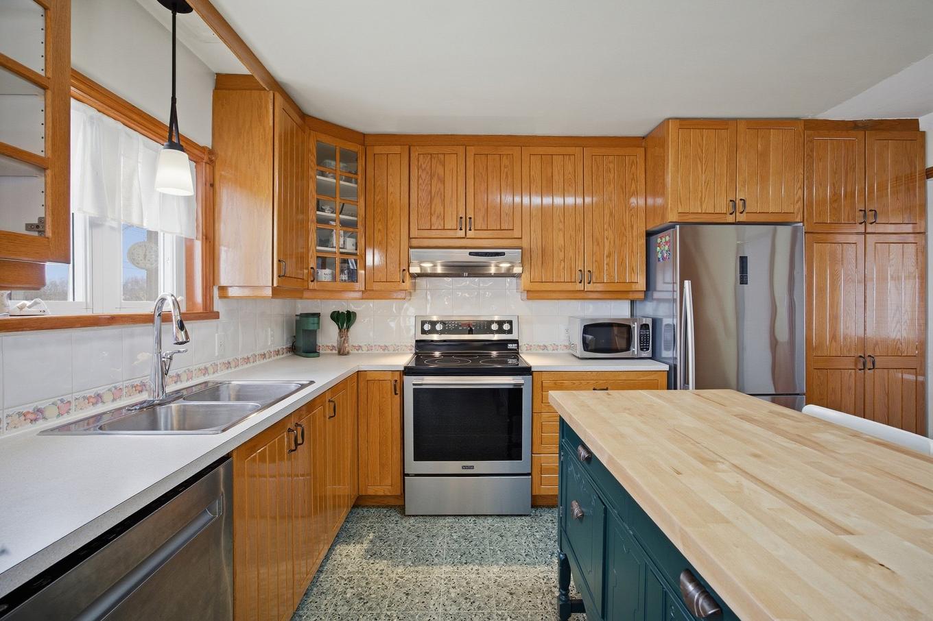 Cuisine - 3035 Boul. Laurier, Sainte-Marie-Madeleine, QC - Indoor Photo Showing Kitchen With Double Sink