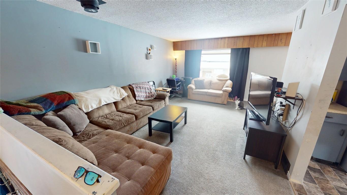 1044 19Th Avenue, Cranbrook, BC - Indoor Photo Showing Living Room