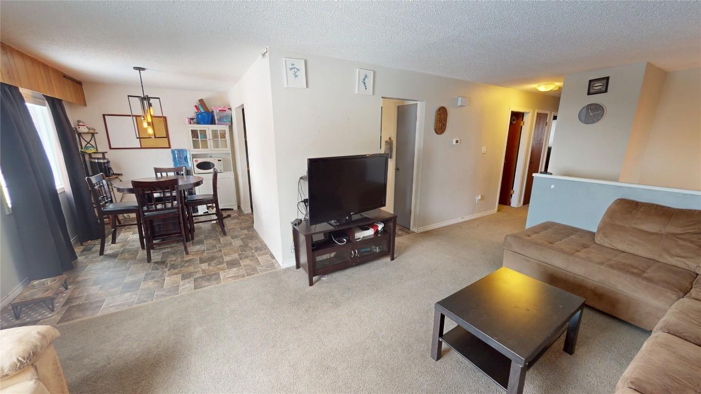 1044 19Th Avenue, Cranbrook, BC - Indoor Photo Showing Living Room