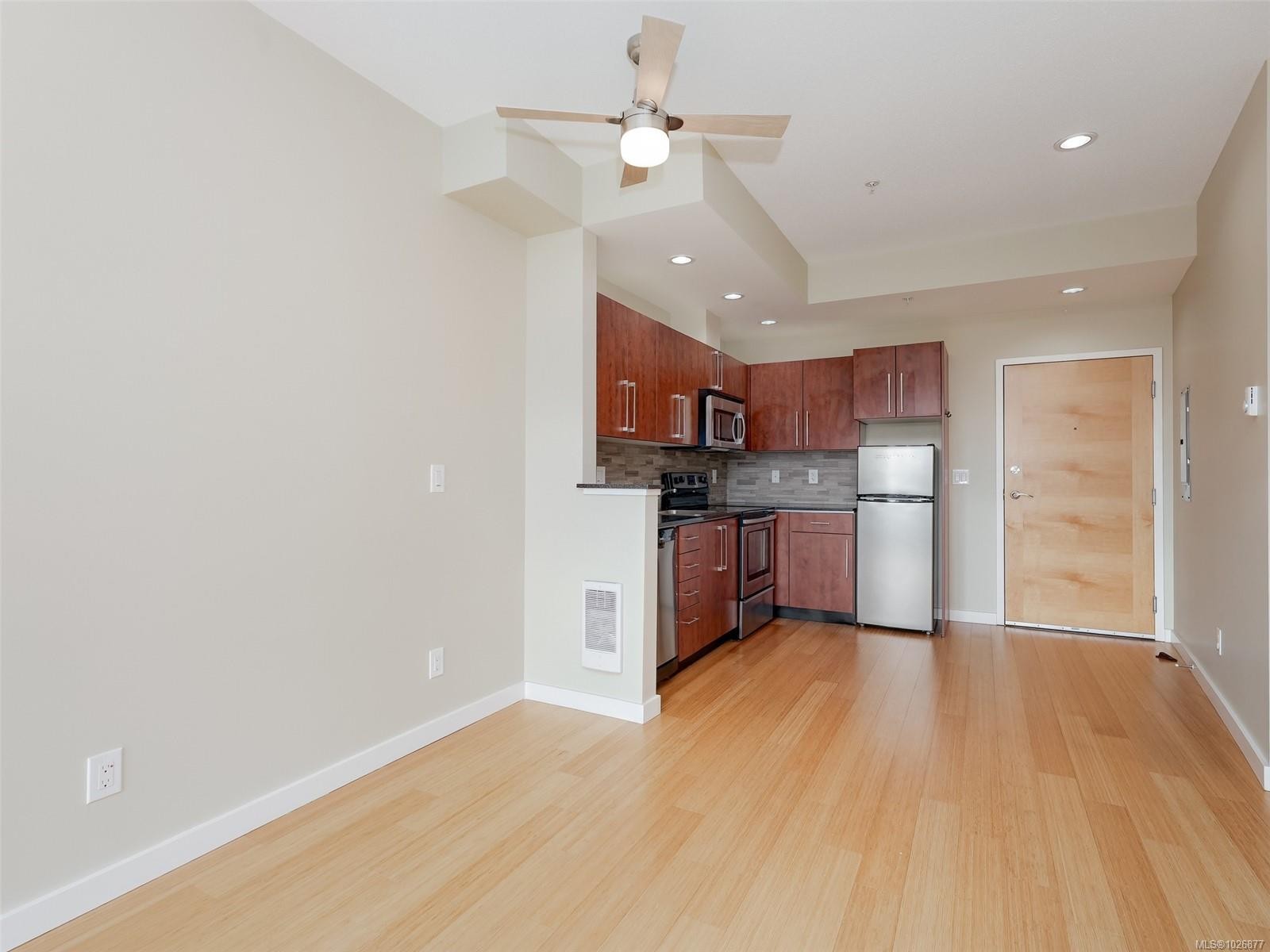 404-611 Brookside Rd, Colwood, BC - Indoor Photo Showing Kitchen
