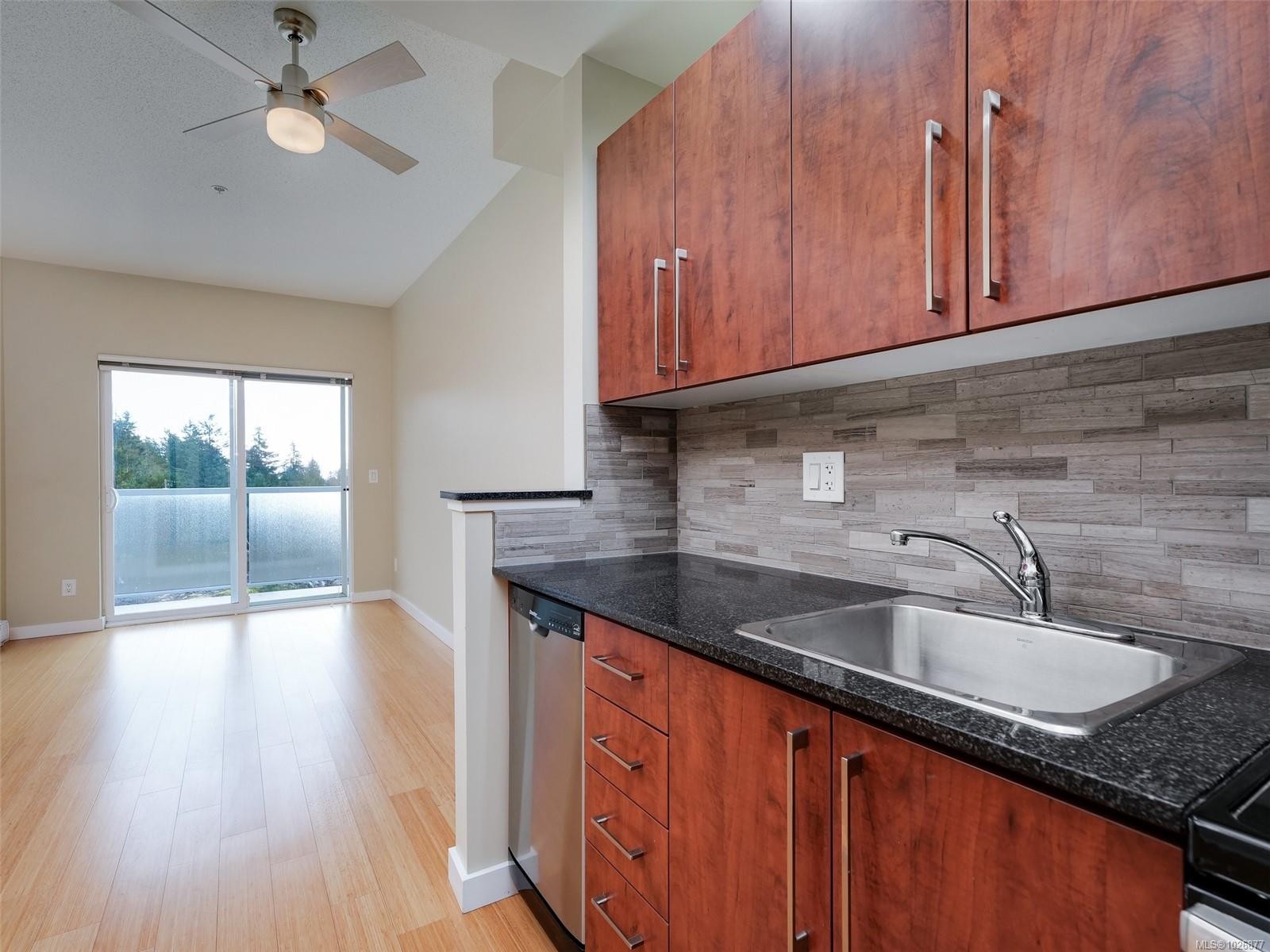 404-611 Brookside Rd, Colwood, BC - Indoor Photo Showing Kitchen