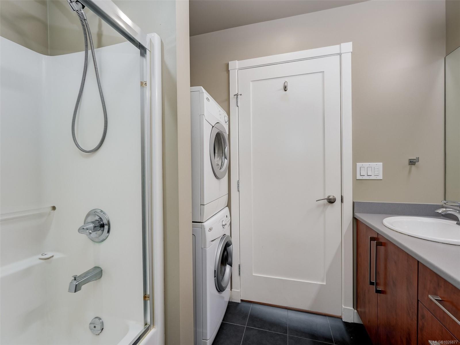404-611 Brookside Rd, Colwood, BC - Indoor Photo Showing Laundry Room
