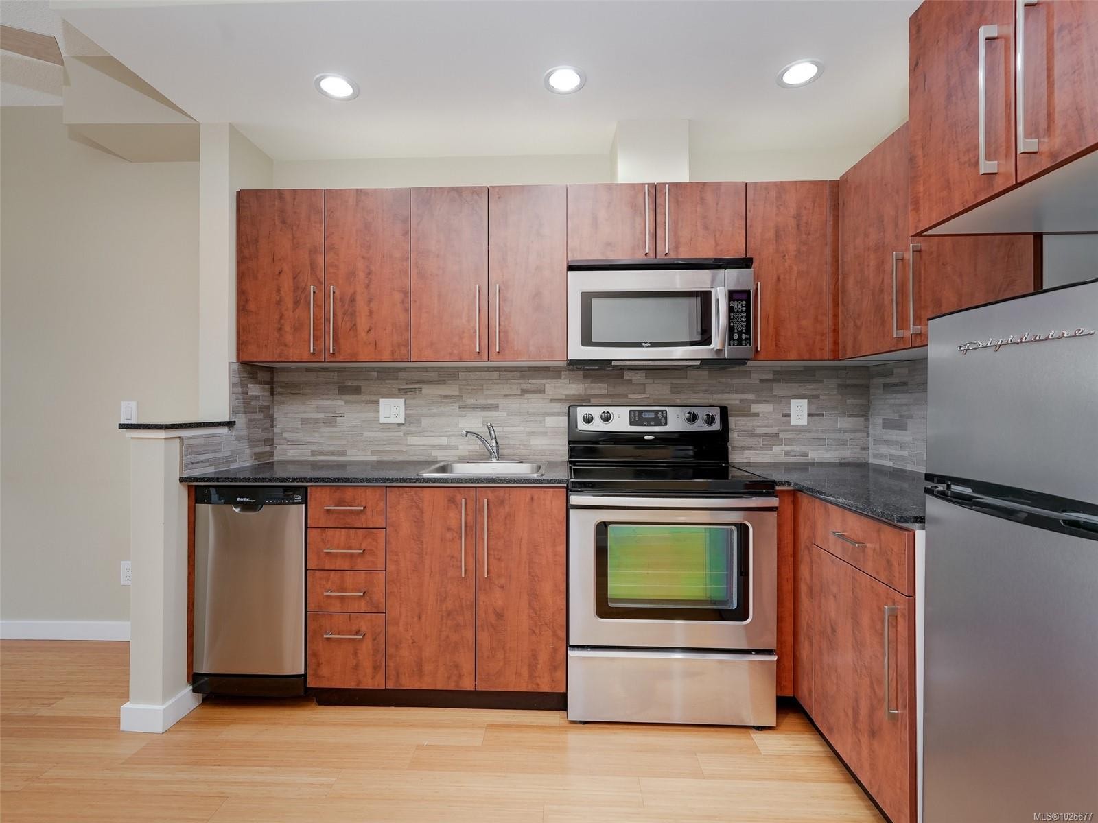 404-611 Brookside Rd, Colwood, BC - Indoor Photo Showing Kitchen