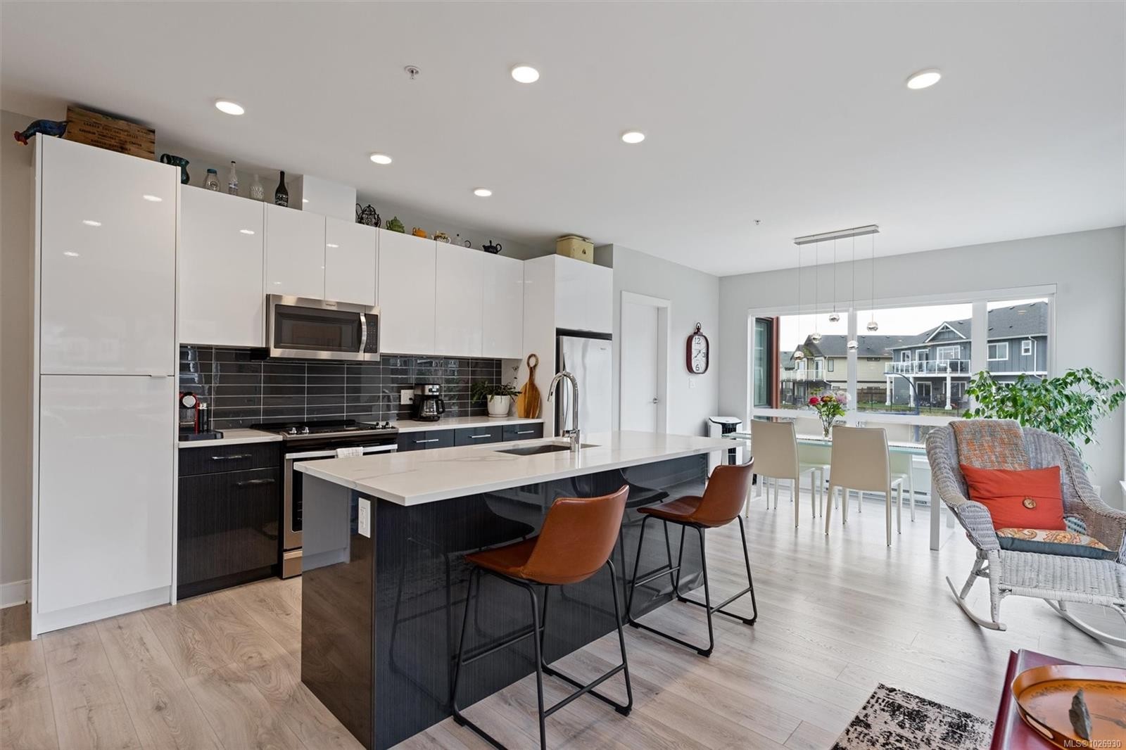 301-1311 Lakepoint Way, Langford, BC - Indoor Photo Showing Kitchen With Upgraded Kitchen