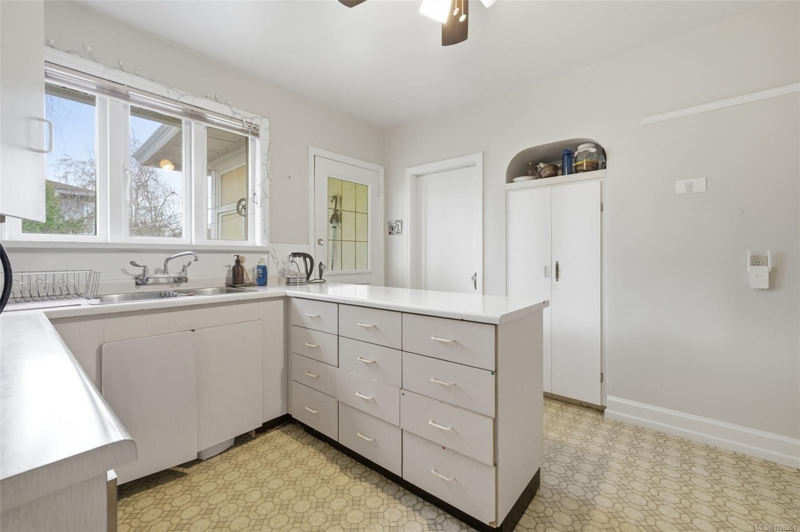 990 Hampshire Rd, Oak Bay, BC