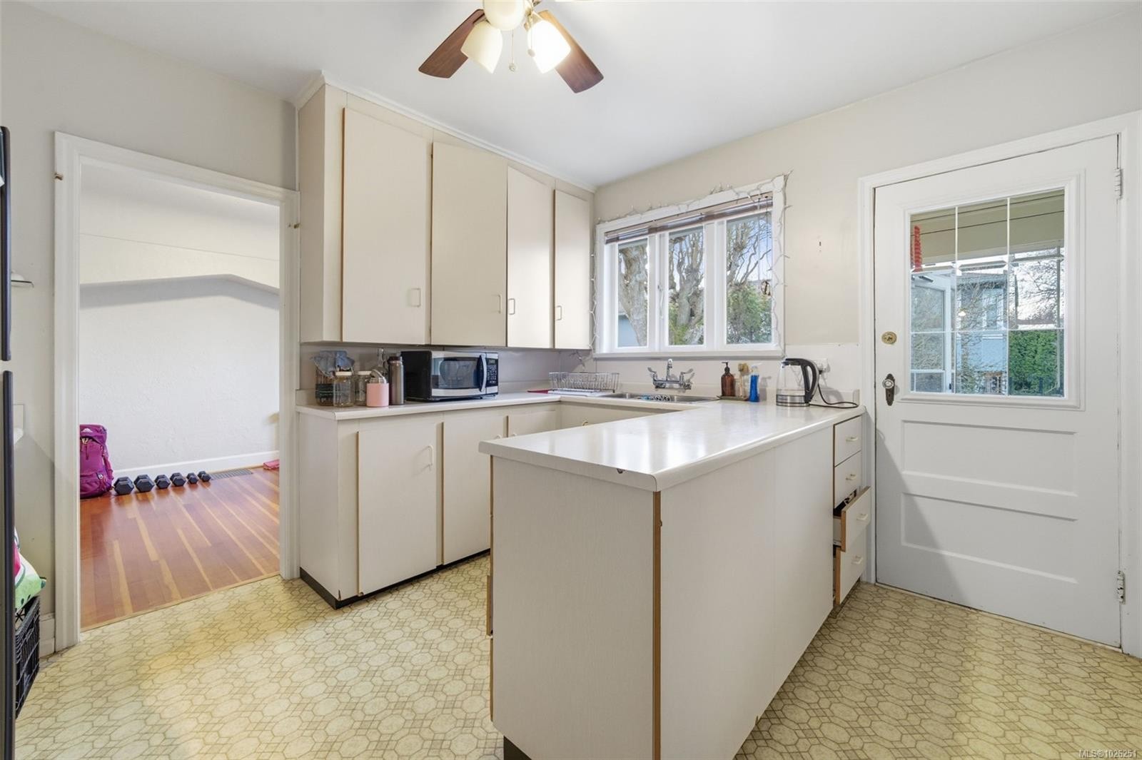 990 Hampshire Rd, Oak Bay, BC