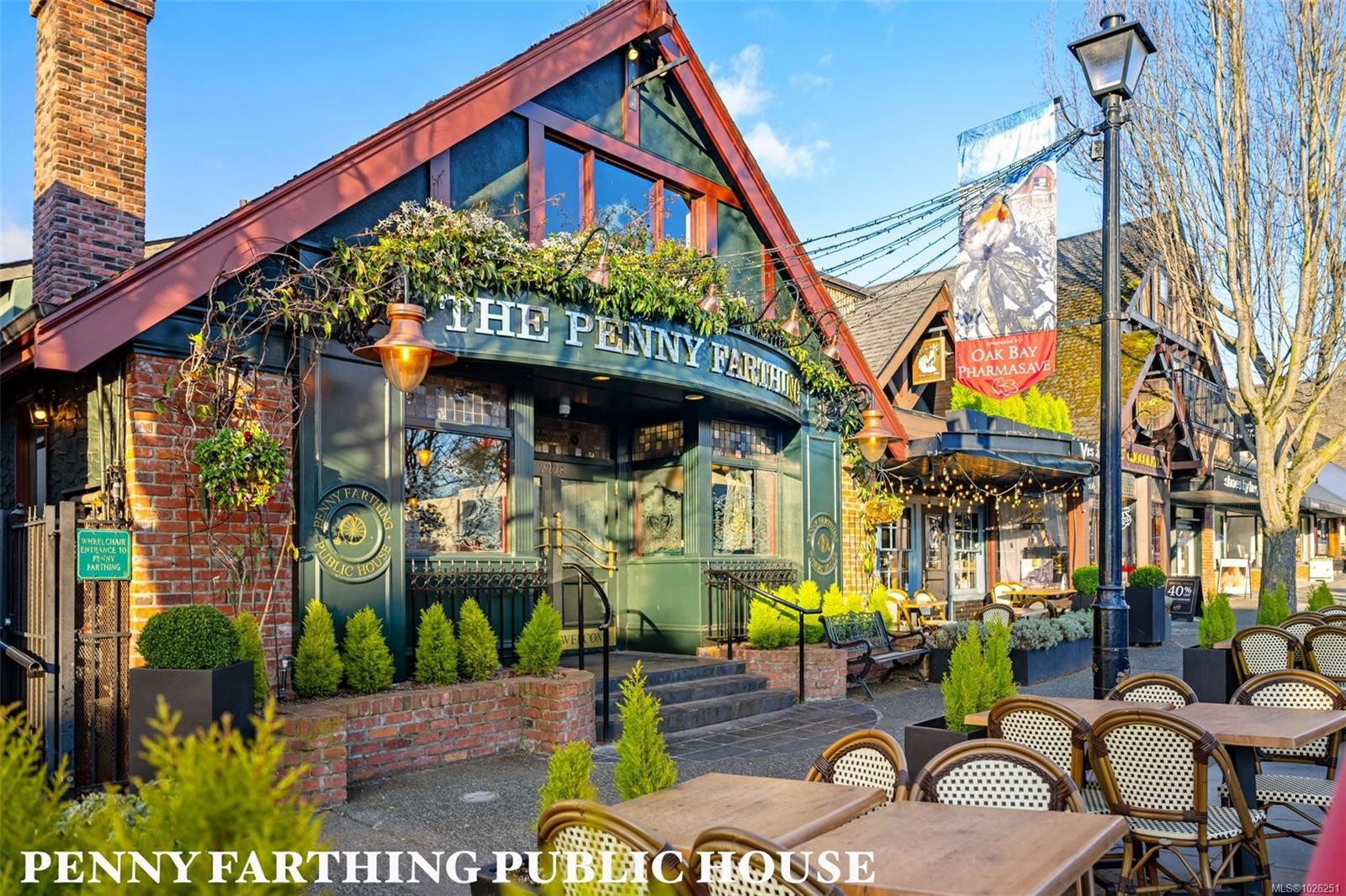 990 Hampshire Rd, Oak Bay, BC