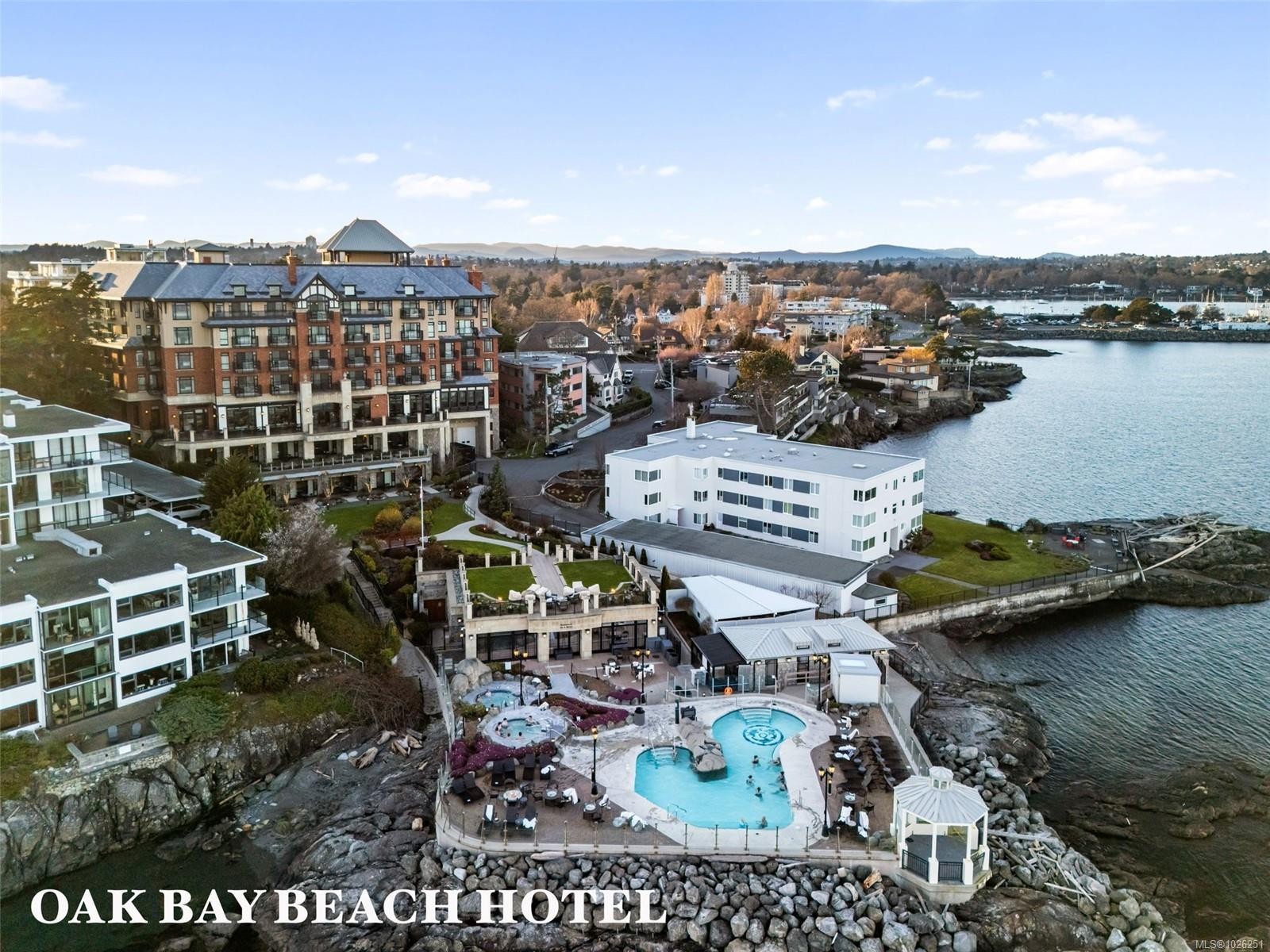 990 Hampshire Rd, Oak Bay, BC