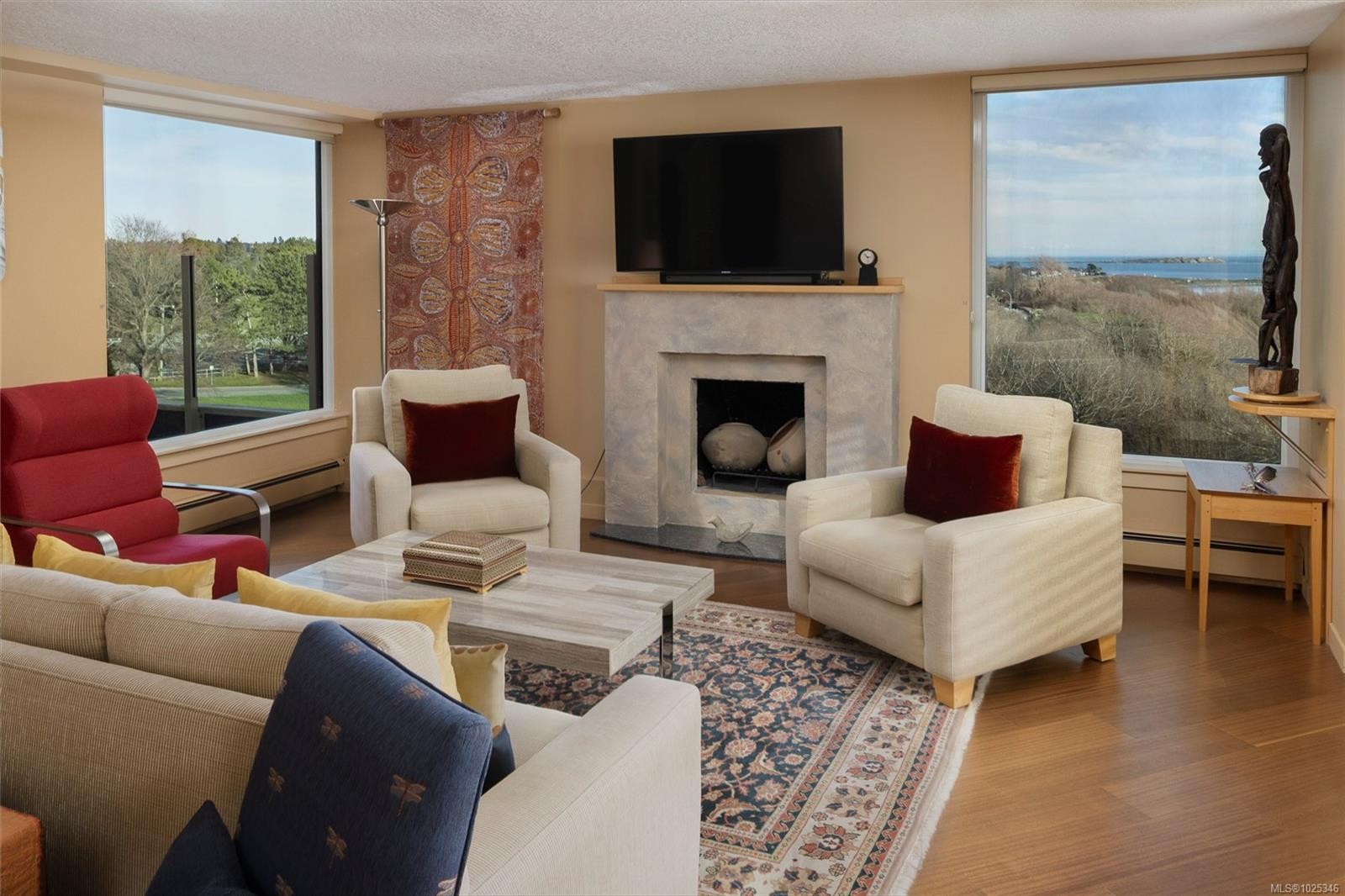 902-670 Dallas Rd, Victoria, BC - Indoor Photo Showing Living Room With Fireplace