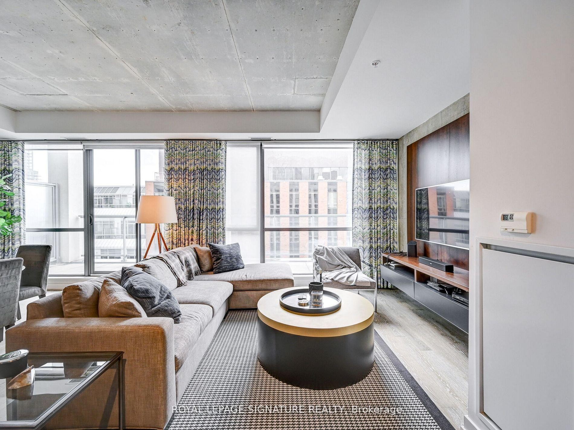 Ph18-39 Brant Street, Toronto, ON - Indoor Photo Showing Living Room