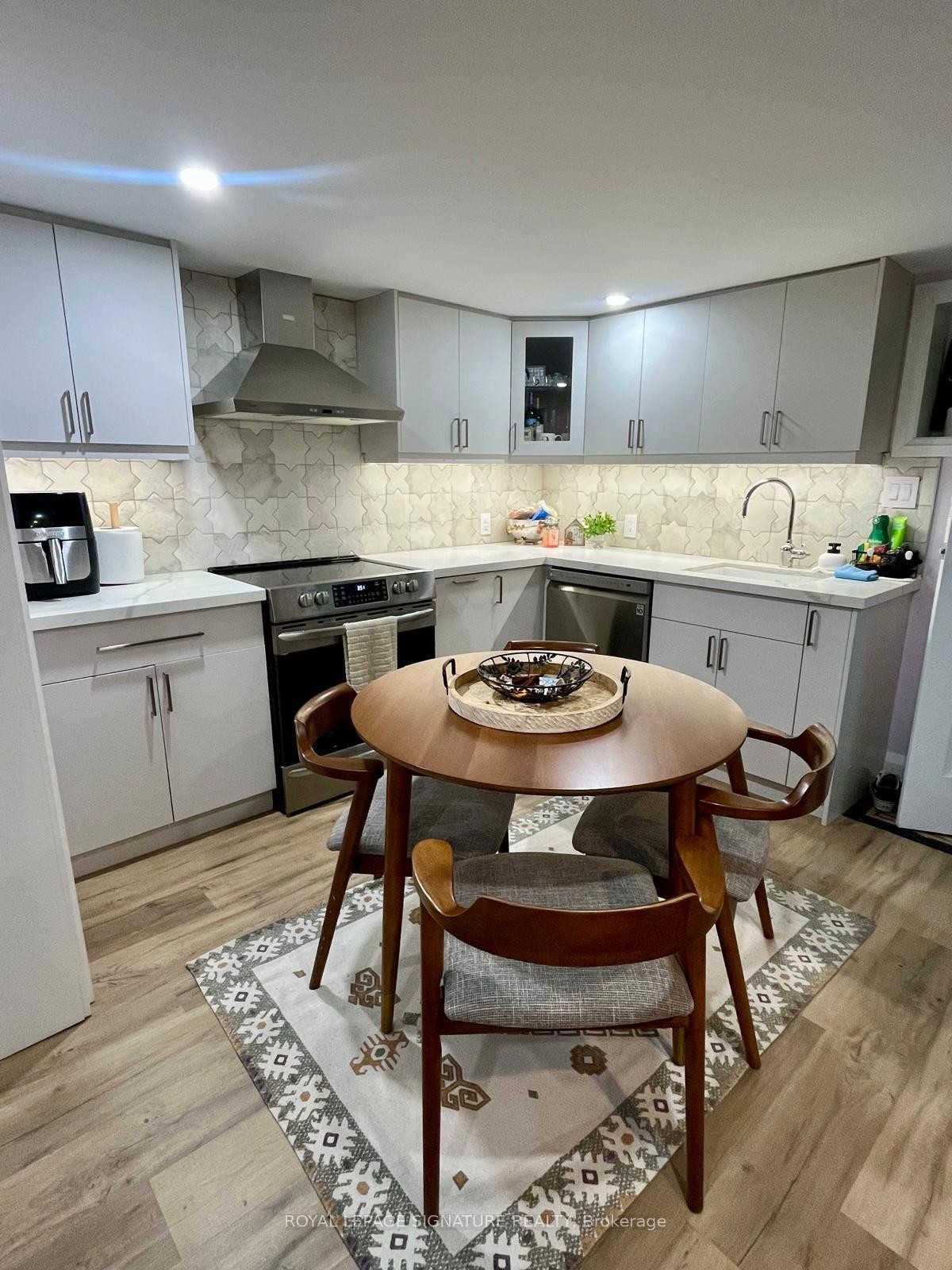 Lower-4 Windust Gate, Toronto, ON