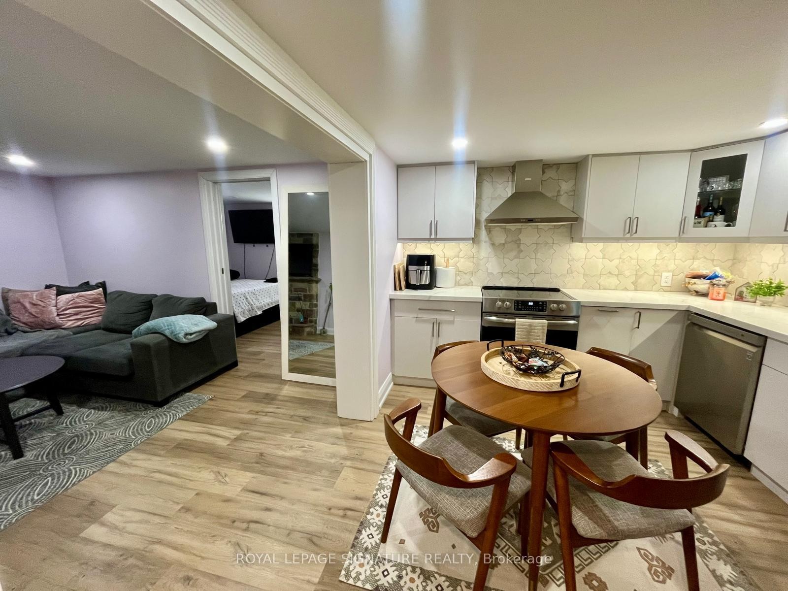 Lower-4 Windust Gate, Toronto, ON