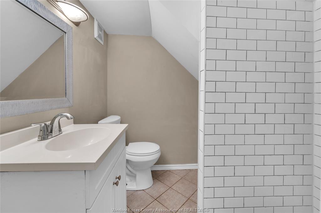 444 Elliott Street West, Windsor, ON