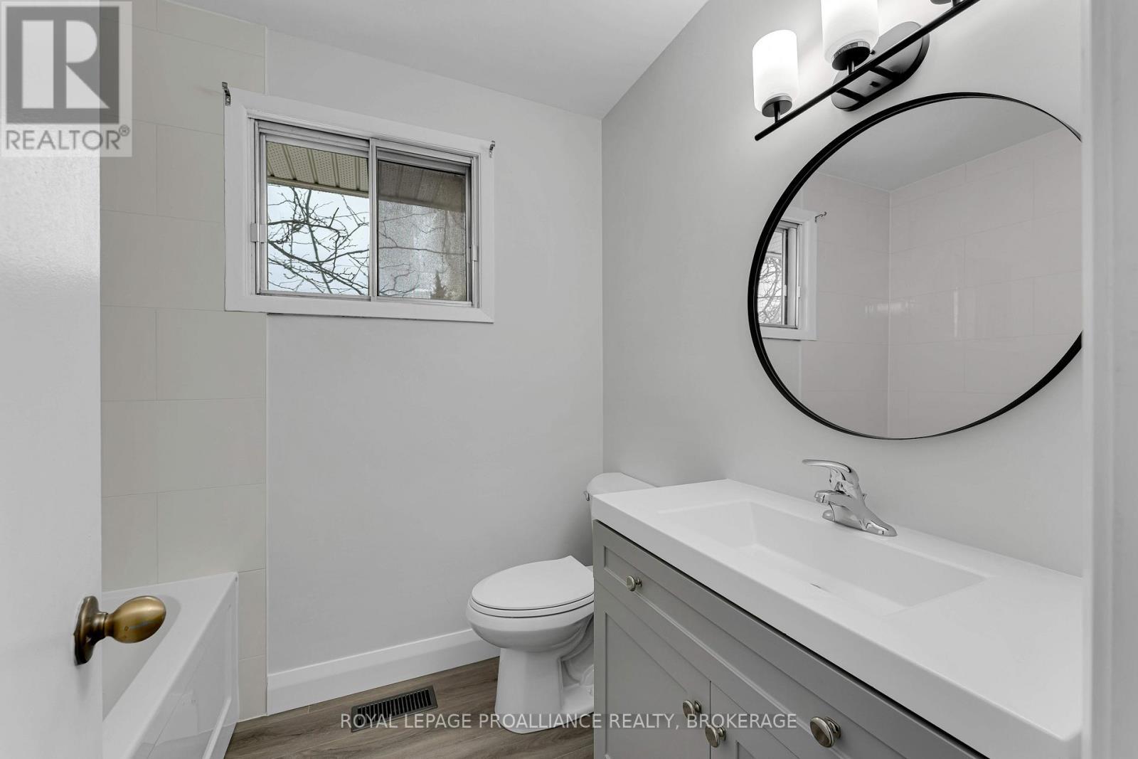1080 Hudson Drive, Kingston (South Of Taylor-Kidd Blvd), ON - Indoor Photo Showing Bathroom