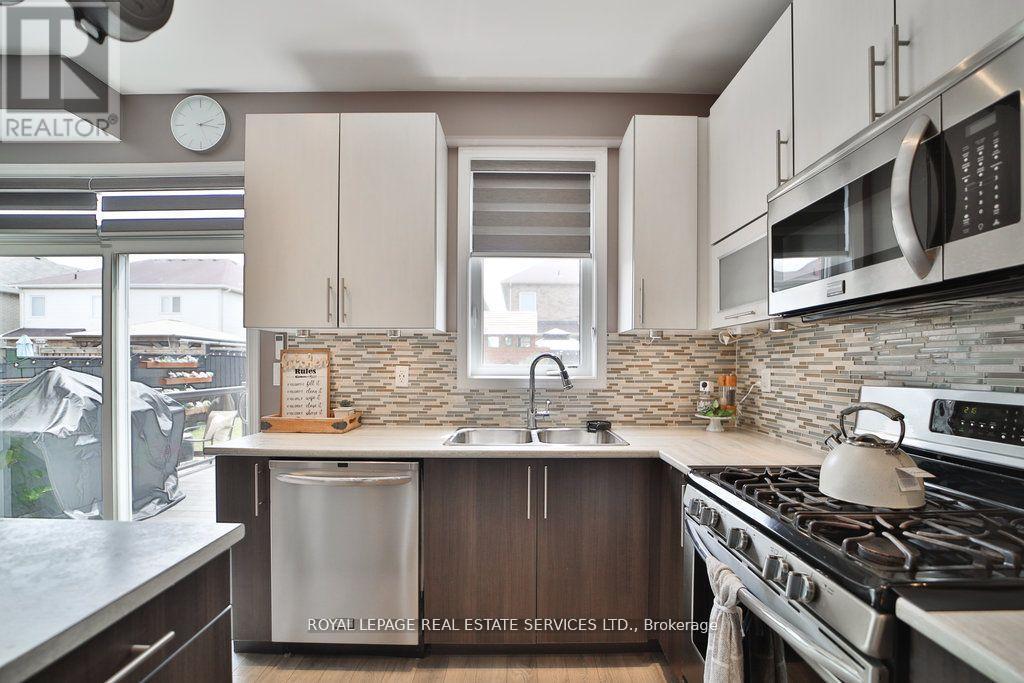 15 Mcallistar Drive, Hamilton, ON - Indoor Photo Showing Kitchen With Stainless Steel Kitchen With Double Sink With Upgraded Kitchen