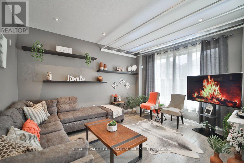 15 Mcallistar Drive, Hamilton, ON - Indoor Photo Showing Living Room