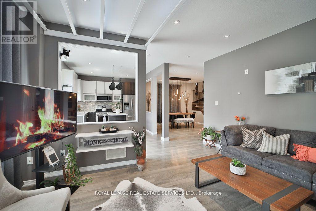 15 Mcallistar Drive, Hamilton, ON - Indoor Photo Showing Living Room