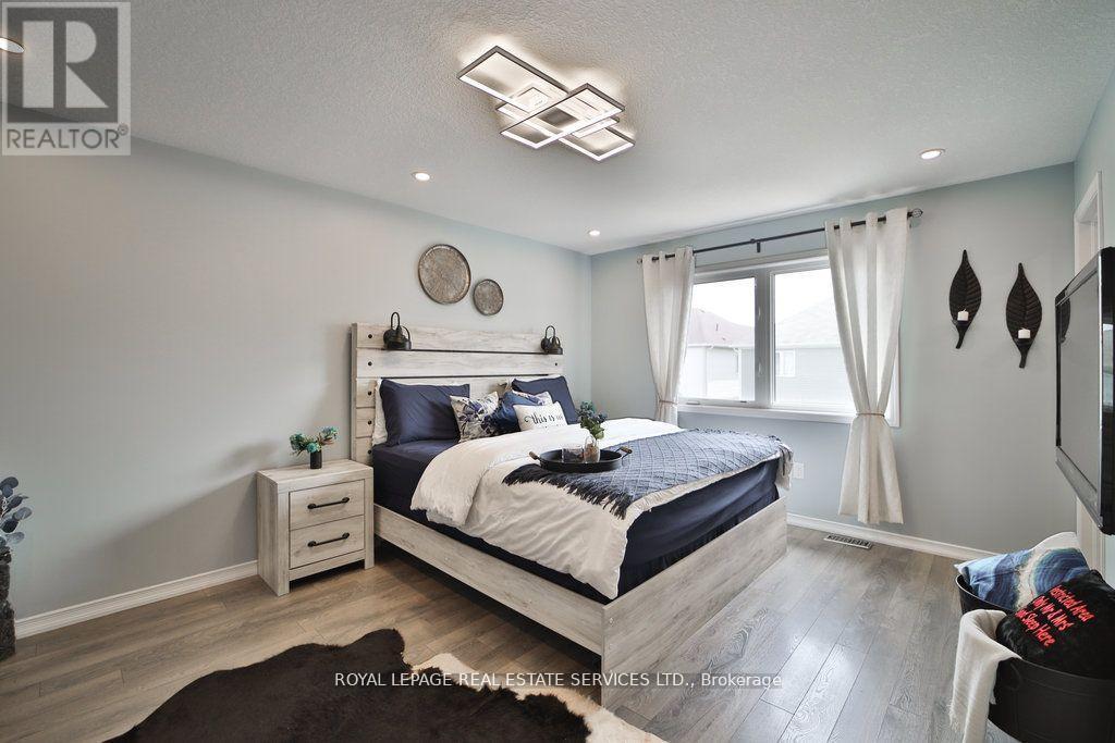 15 Mcallistar Drive, Hamilton, ON - Indoor Photo Showing Bedroom