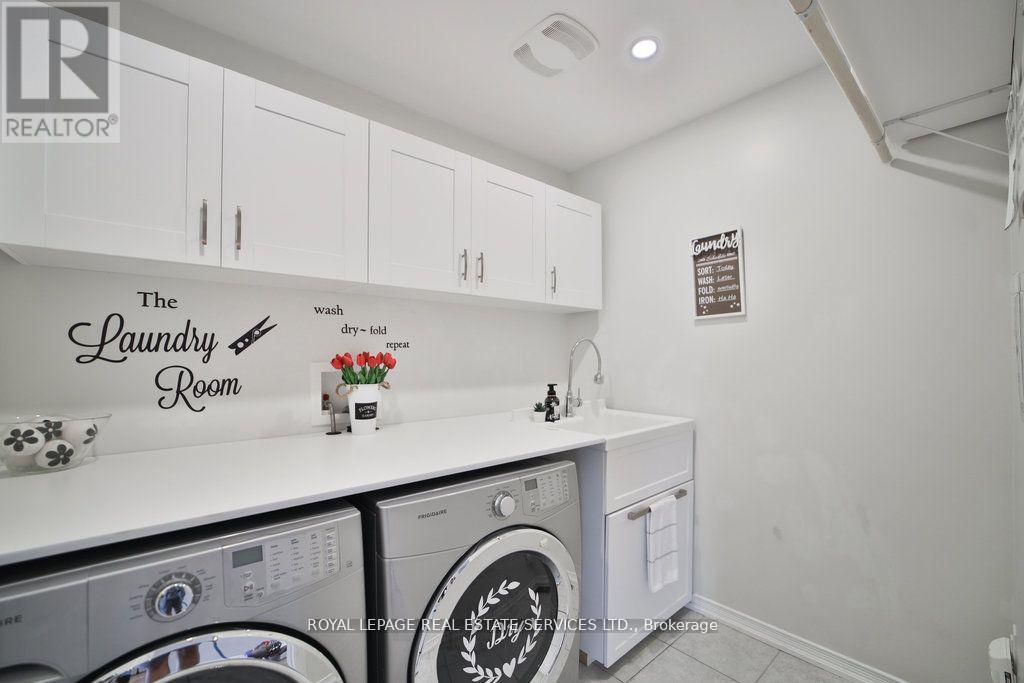 15 Mcallistar Drive, Hamilton, ON - Indoor Photo Showing Laundry Room