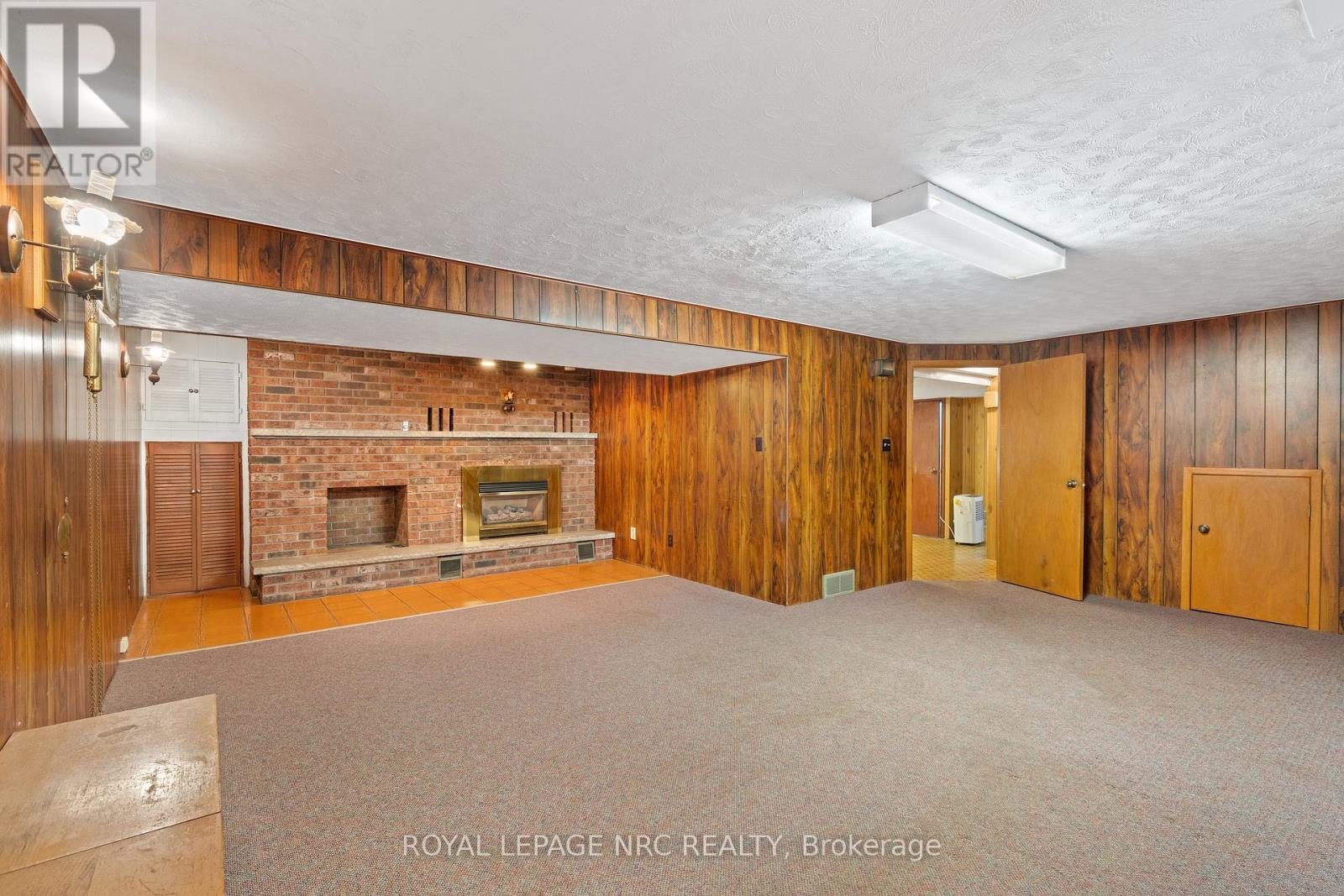 Gas fireplace - 6 Brookbanks Drive N, St. Catharines (Lakeport), ON - Indoor