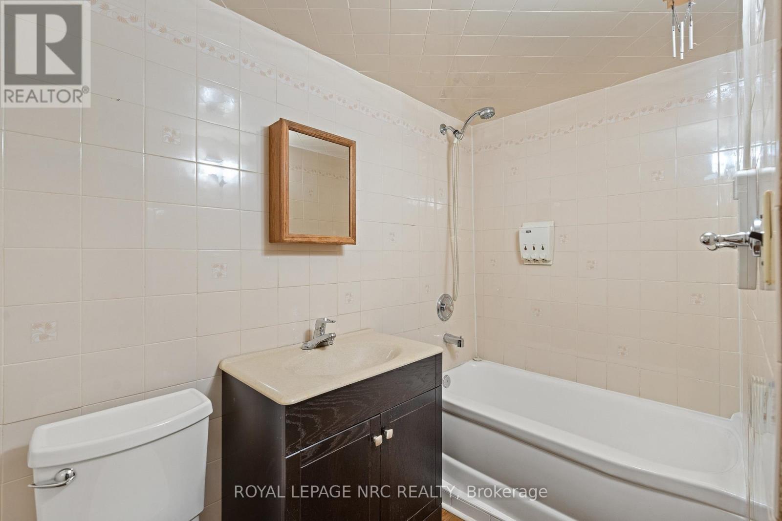 Downstairs bathroom - 6 Brookbanks Drive N, St. Catharines (Lakeport), ON - Indoor Photo Showing Bathroom