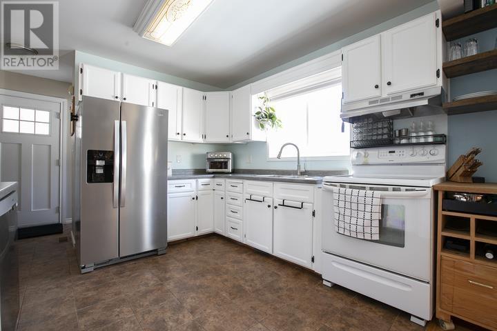 28 Parker Ave, Sault Ste. Marie, ON - Indoor Photo Showing Kitchen