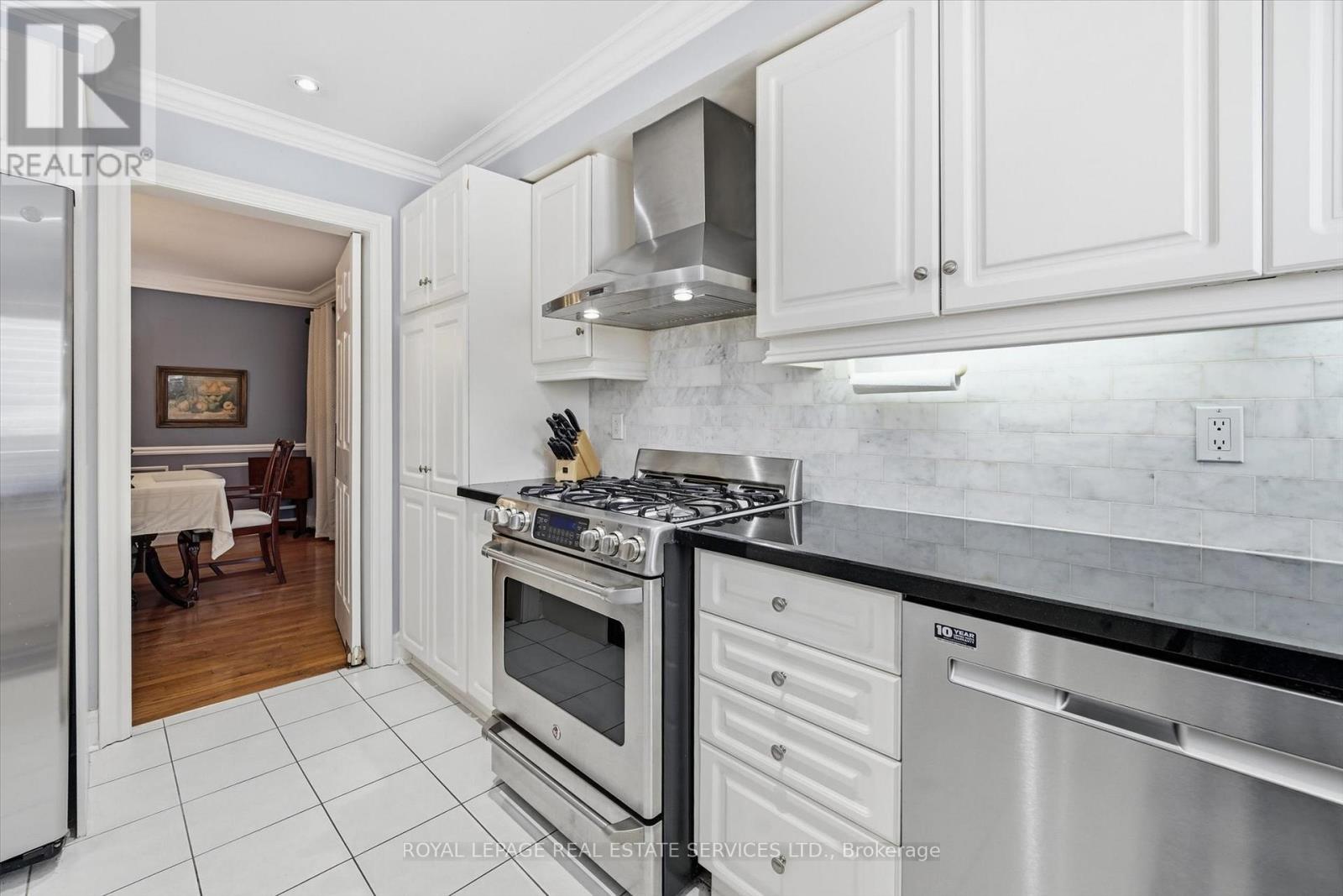 Large Gourmet Kitchen with Granite Countertops - 2017 Peak Place, Oakville, ON - Indoor Photo Showing Kitchen