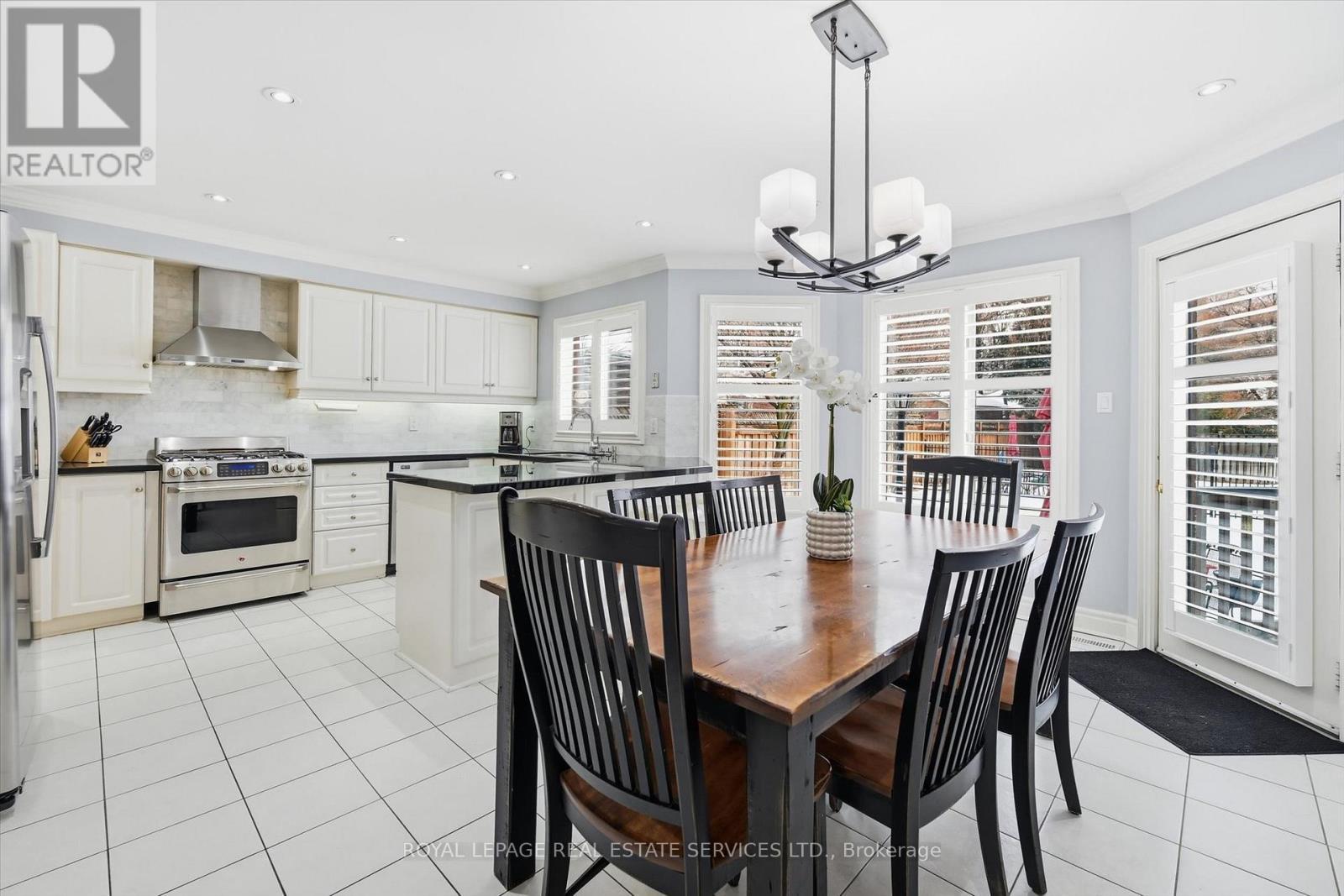 Large Gourmet Eat-In Kitchen w/California Shutters - 2017 Peak Place, Oakville, ON - Indoor